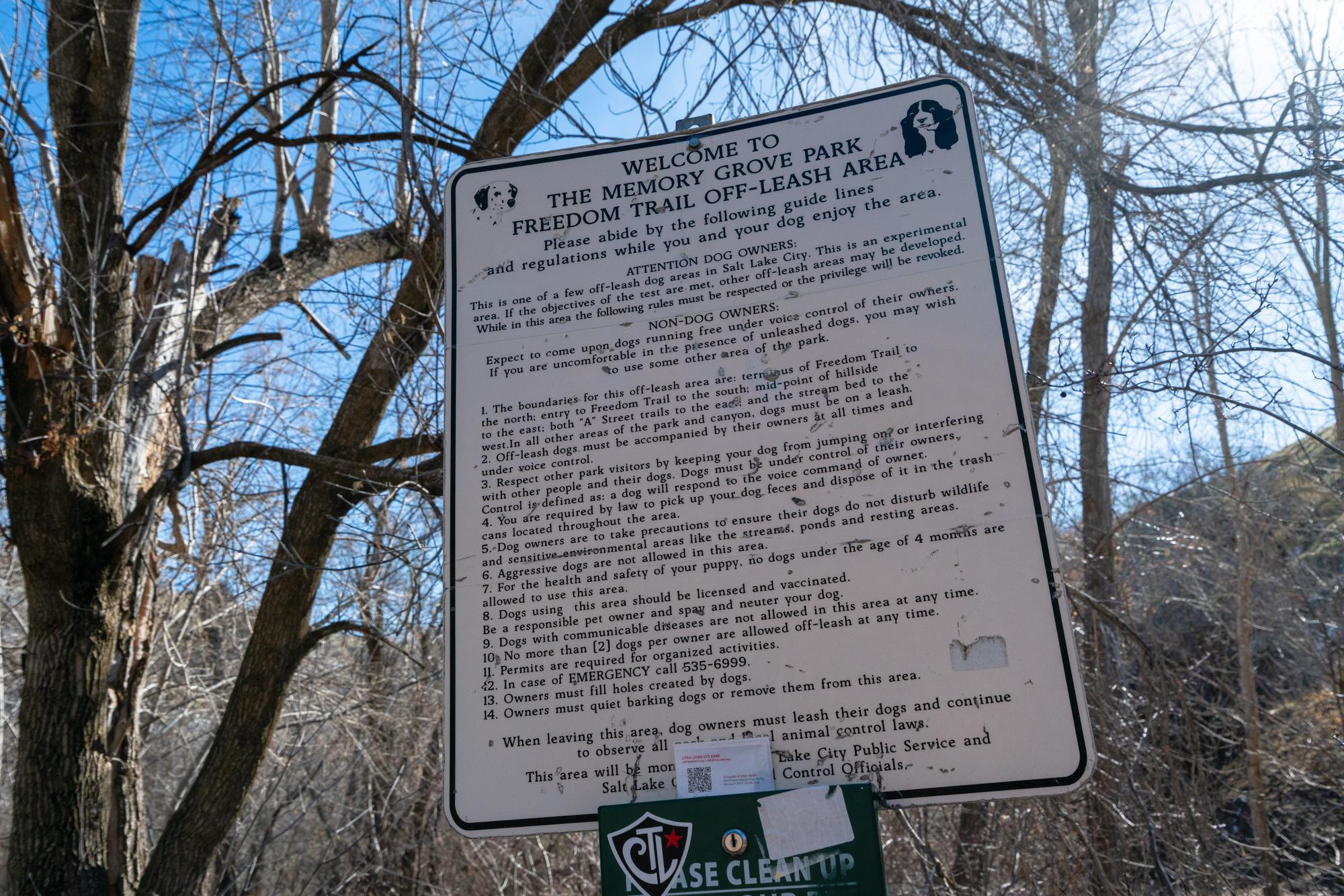 Sign at Memory Grove Park listing off-leash rules.